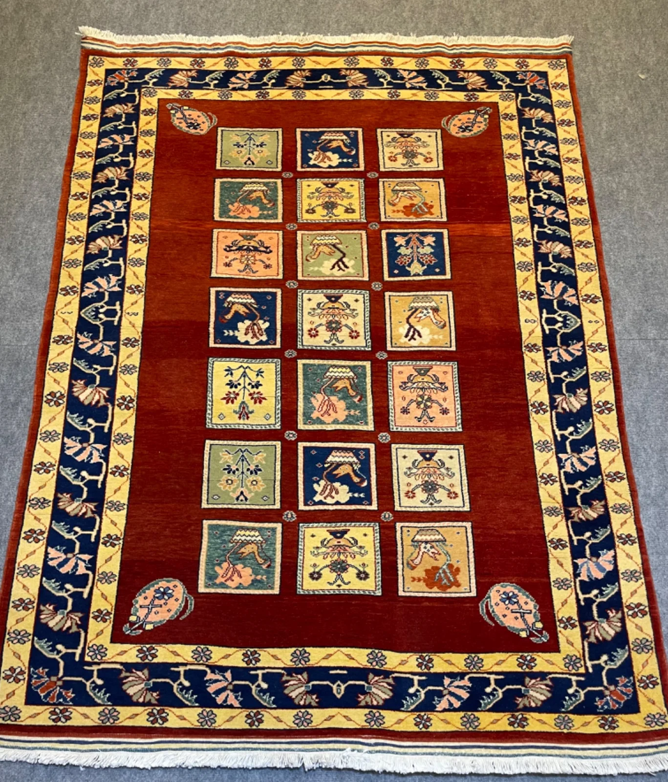 Bahçe desenli halının üstten görünümü ve sarı bordürü