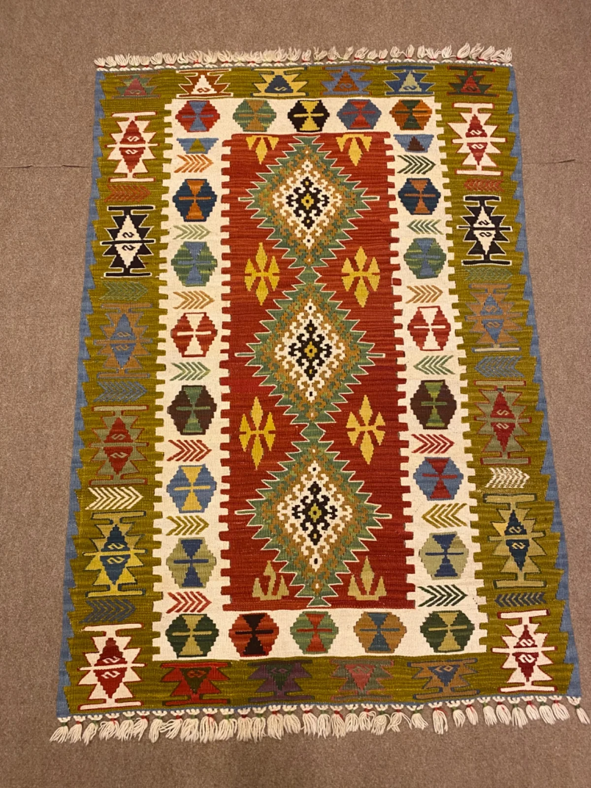 Kayseri beşaklı kilim, zeytin yeşili bordür ve kırmızı zemin genel görünüm