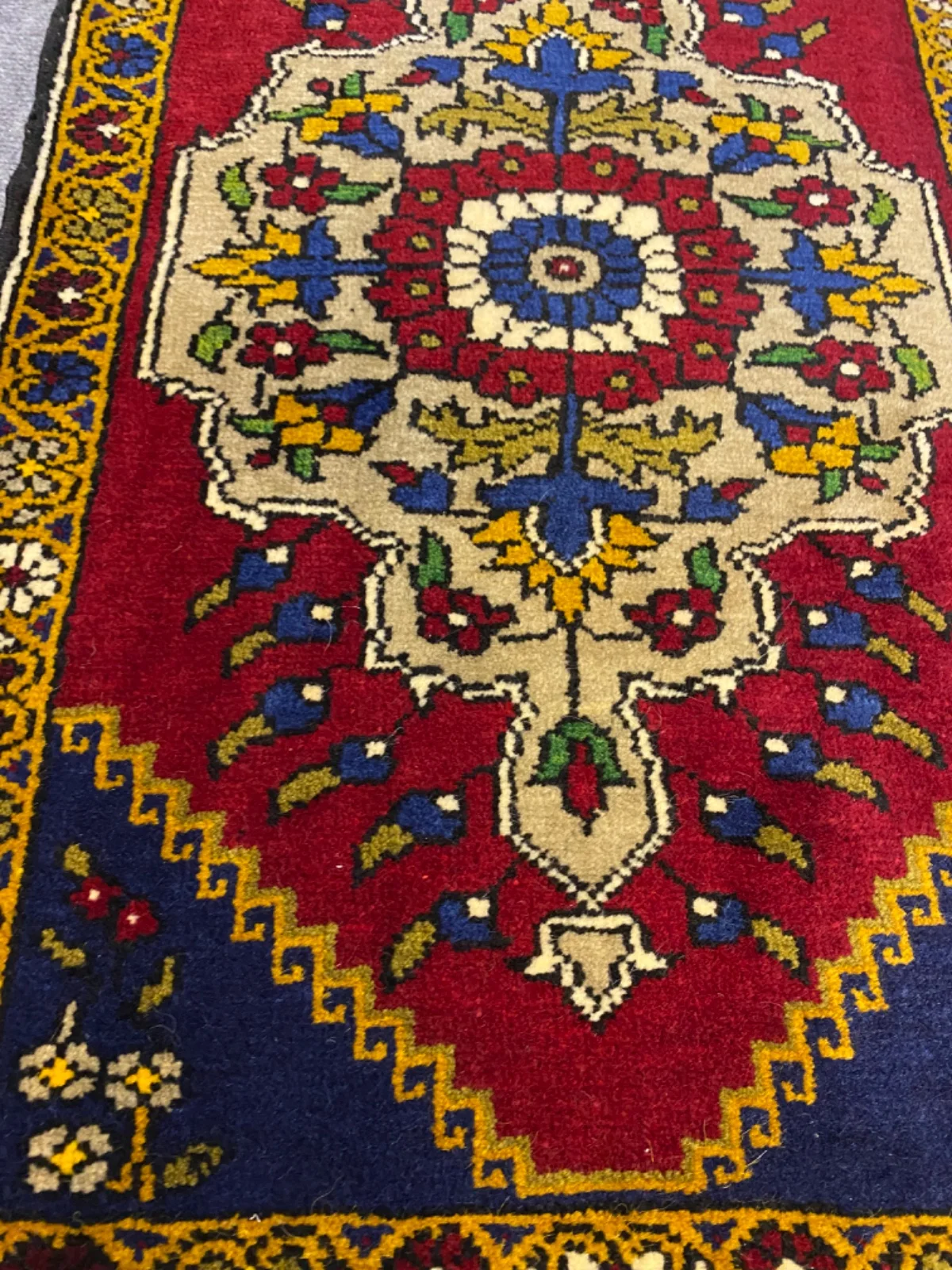 Yolluğun çiçek işlemeli krem madalyonu yakın çekim