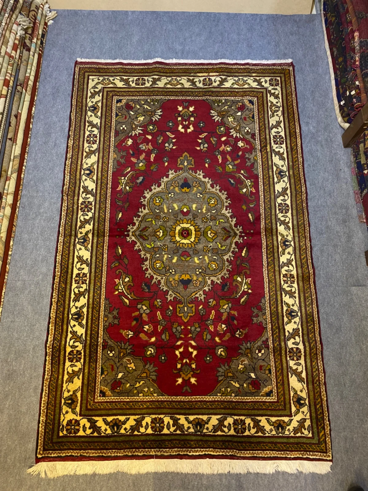 Krem bordürlü bordo madalyonlu halı genel görünüm