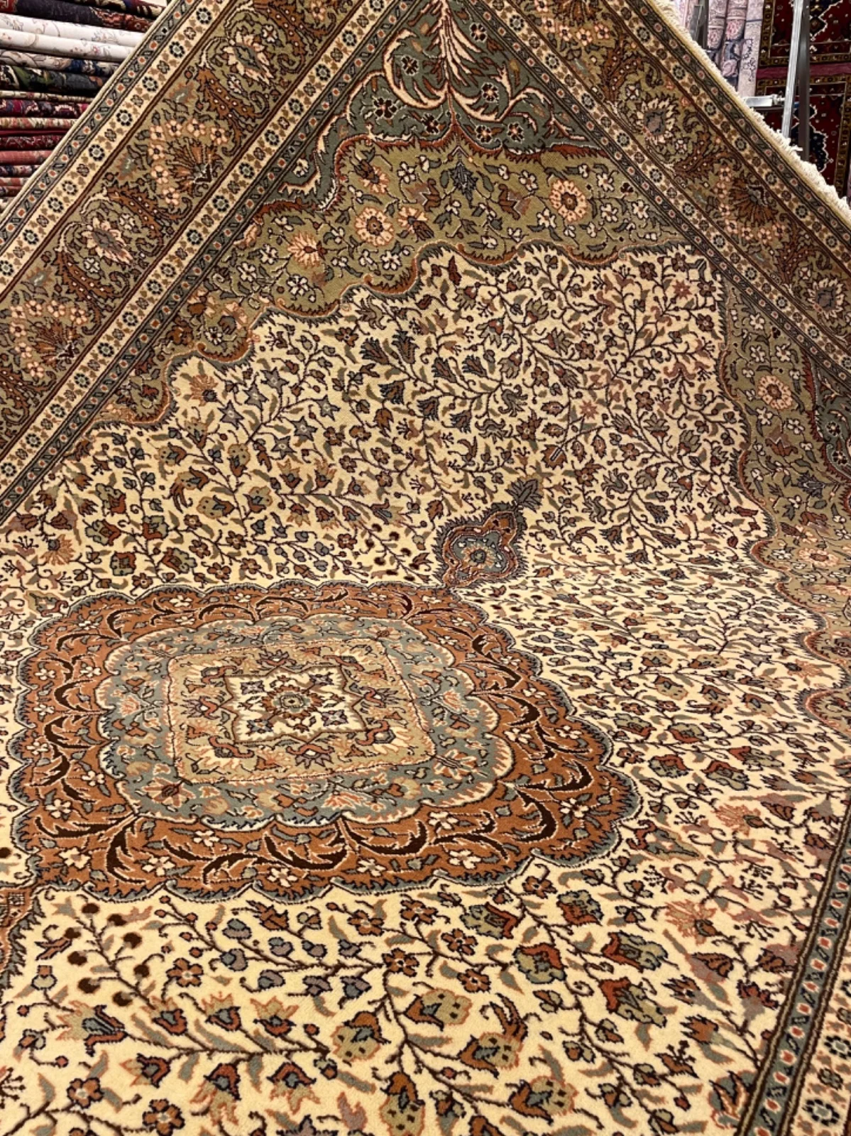 Krem zeminli halının iki madalyonlu uzun görünümü