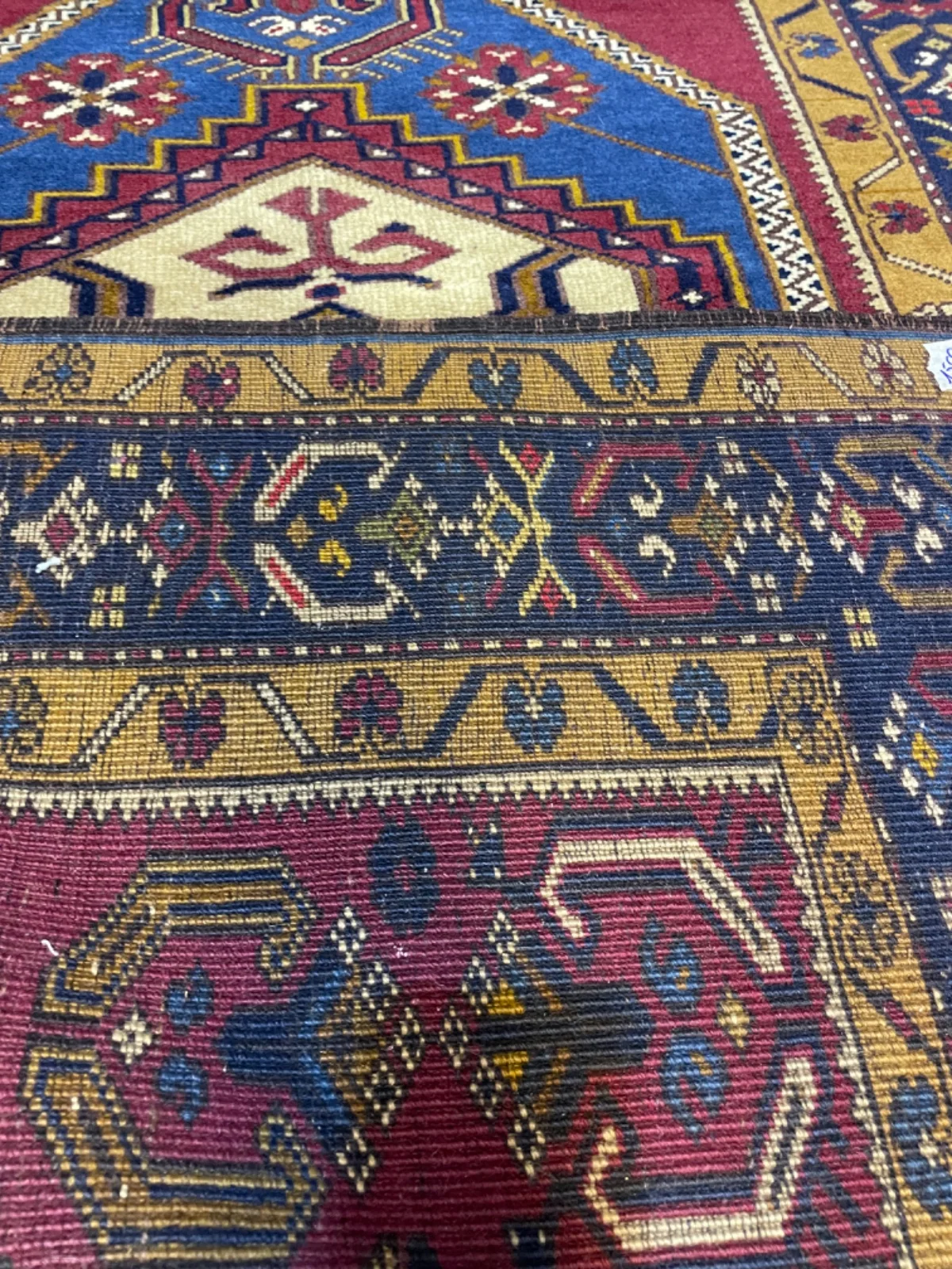 Bordo halının bordür ve köşe motifleri yakın çekim