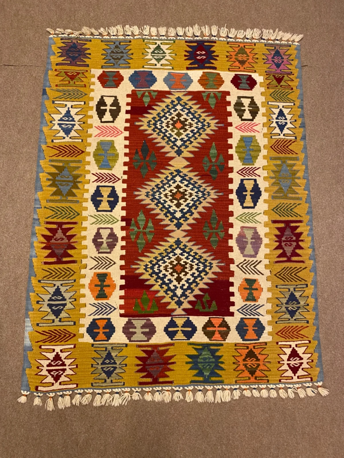 Sarı bordürlü kırmızı göbekli kilim, üç baklava göbek genel görünüm