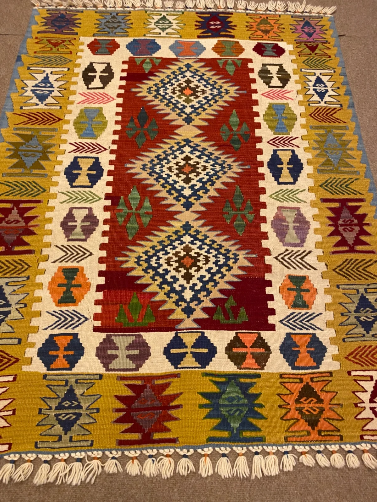 Sarı bordürlü mavi baklavalı kilim genel görünüm