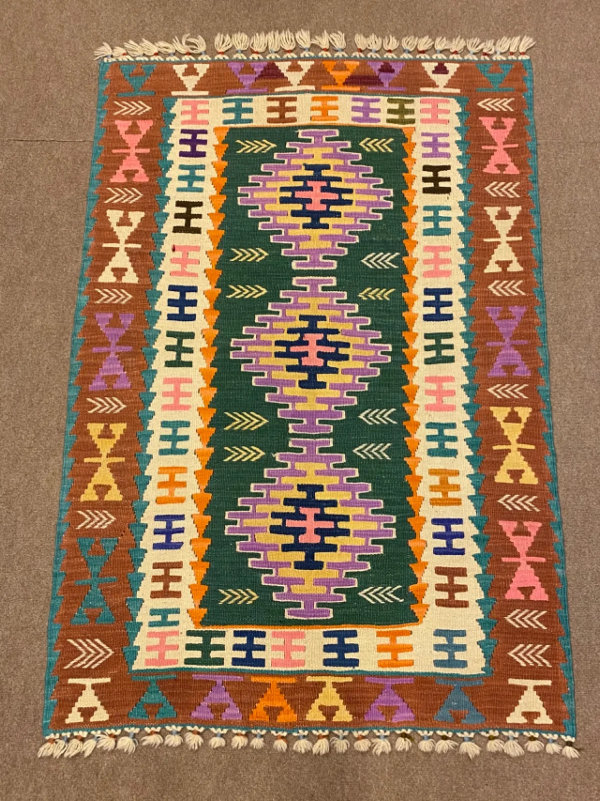 Yeşil zeminli göbekli kilim, mor-pembe baklavalar genel görünüm